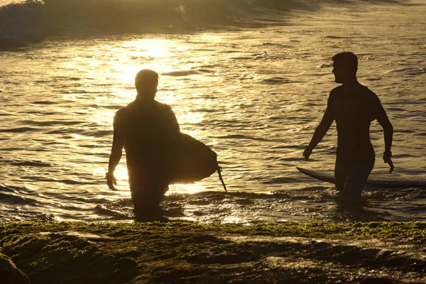 夏の夕暮れ時のサーフィン — ストック写真