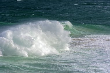 kayalar karşı çökmesini dalga 