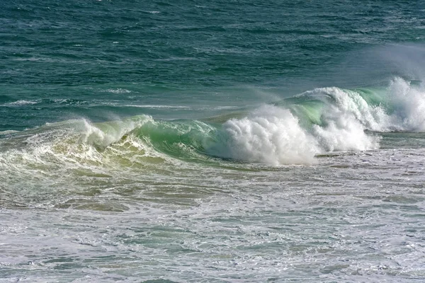 Wave crashing against rocks — Stock Photo, Image