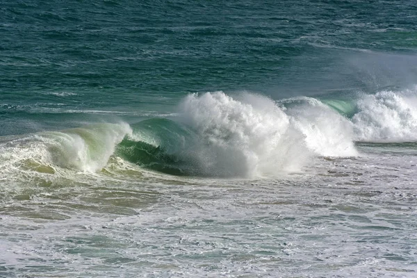 파도가 바위에 충돌 — 스톡 사진
