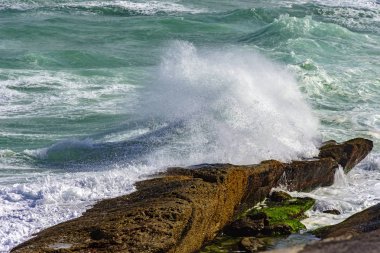 kayalar karşı çökmesini dalga