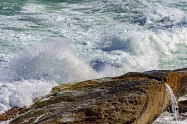 kayalar karşı çökmesini dalga