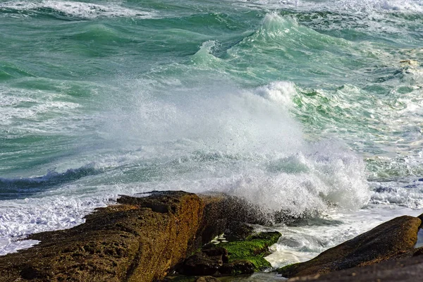 岩に打ち寄せる波 — ストック写真