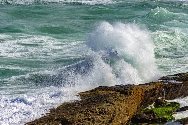 Wave crashing against rocks — Stock Photo, Image