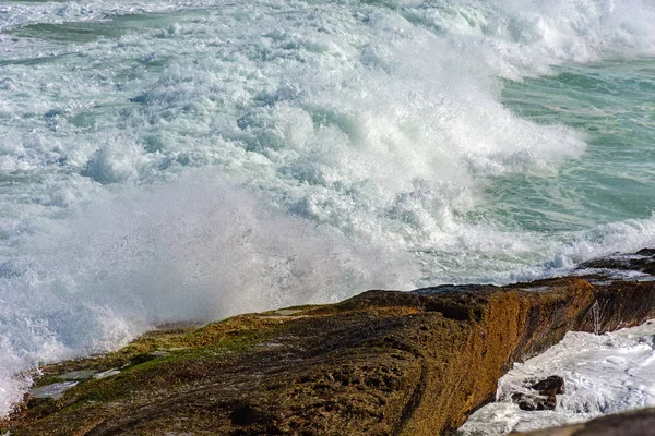 Ola estrellándose contra rocas — Foto de Stock