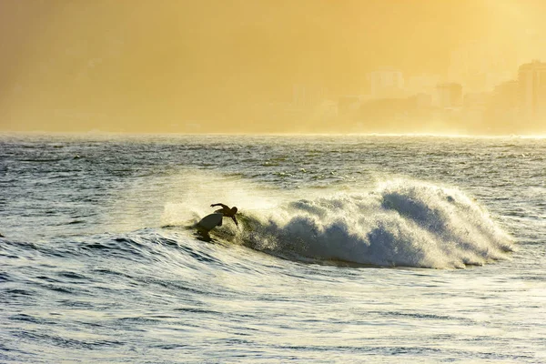 Surfující na vlně při západu slunce — Stock fotografie