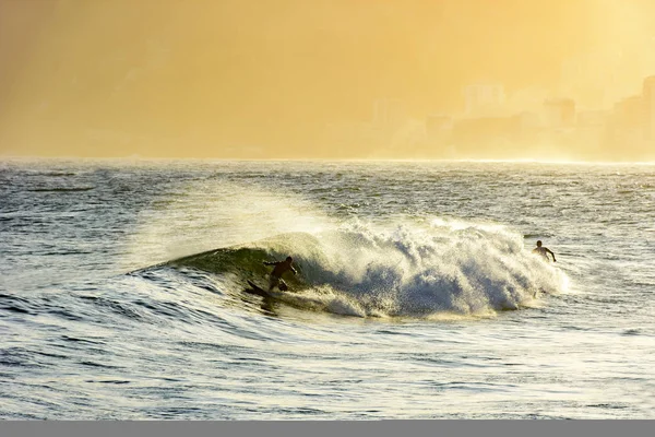 Surfen tijdens de zonsondergang zomer — Stockfoto