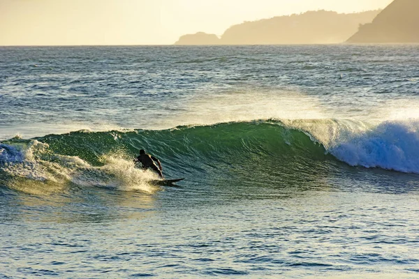 Surfen tijdens de zonsondergang zomer — Stockfoto