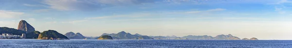 Panoramic van Riode Janeiro heuvels, en de zee — Stockfoto