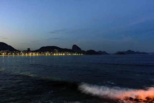 Crepúsculo na praia de Copacabana — Fotografia de Stock