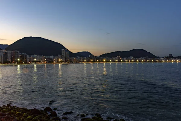 Crepúsculo na praia de Copacabana — Fotografia de Stock