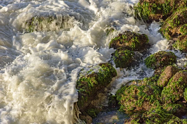 Water over strand stenen — Stockfoto