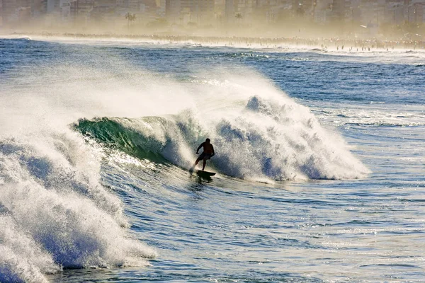 Surfer en golf met verneveld water — Stockfoto