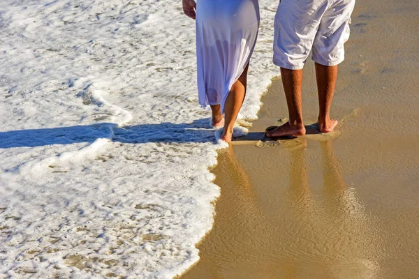ビーチの砂の上を歩いてのカップル — ストック写真