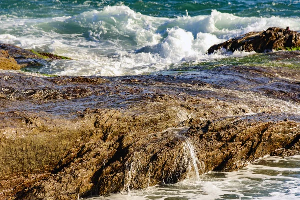 Морская вода над скалами — стоковое фото
