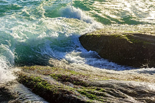 Wody morskiej przez kamień — Zdjęcie stockowe