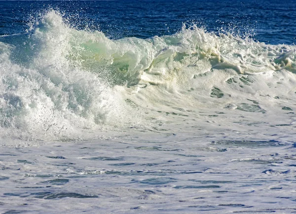Wave crashen op strand — Stockfoto