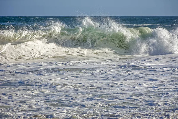 파도가 해변에 충돌 — 스톡 사진