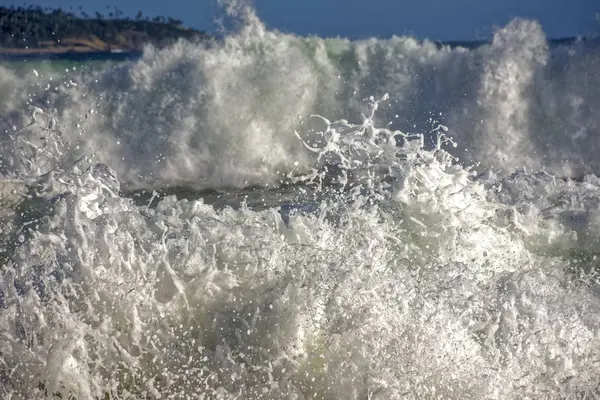 Κύματα που σκάνε στην παραλία — Φωτογραφία Αρχείου