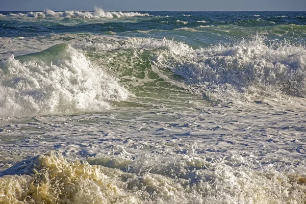 Kumsalda çökmesini dalgaları — Stok fotoğraf