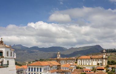 Şehir merkezinde Ouro Preto'daki şehir görünümünü