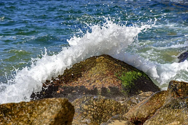 Wave rashing on the rocks — стоковое фото