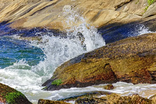 Ola estrellándose contra las rocas —  Fotos de Stock