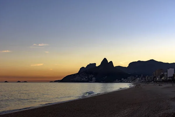 Sommar solnedgång på stranden Ipanema i Rio de Janeiro — Stockfoto