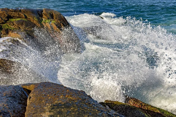 Rocío de agua de mar sobre las piedras —  Fotos de Stock