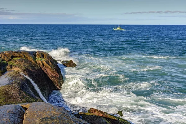 Barca da pesca che naviga nelle acque — Foto Stock