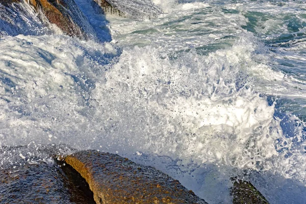Zee waterdruppels en spray over de stenen — Stockfoto