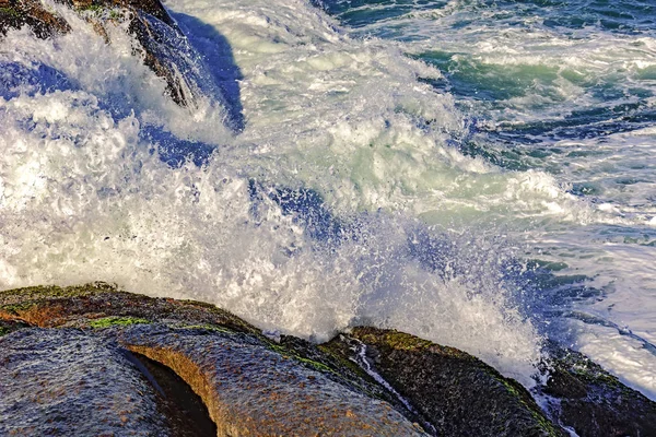 Gocce d'acqua di mare e spruzzare sulle pietre — Foto Stock