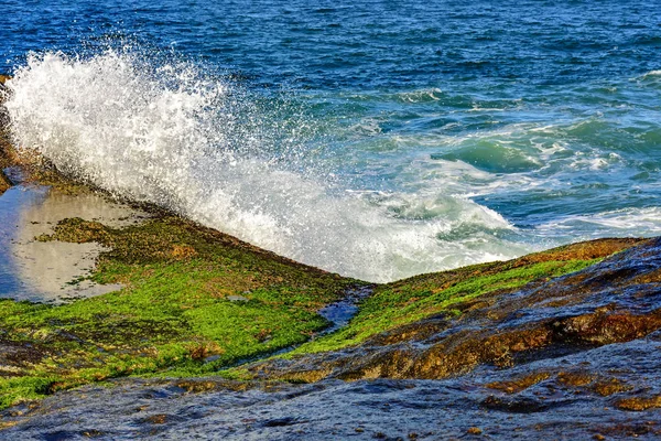 Acqua di mare che schizza sulle pietre — Foto Stock