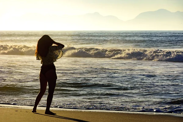 Giovane ragazza al tramonto estivo — Foto Stock