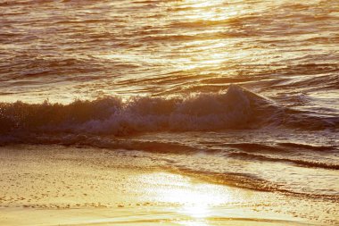 Dalgalar ile tropik gündoğumu 