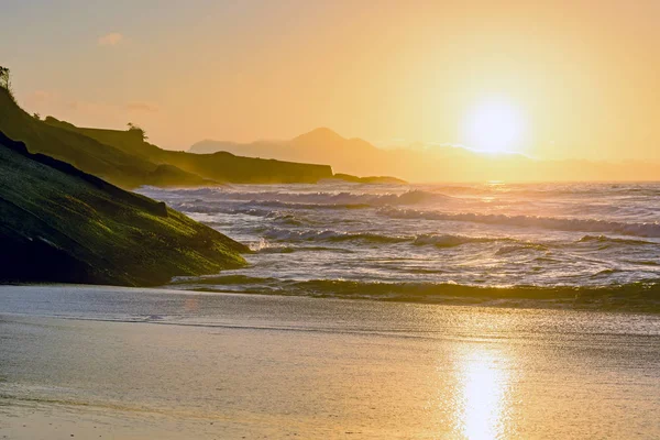 Alba tropicale con onde — Foto Stock