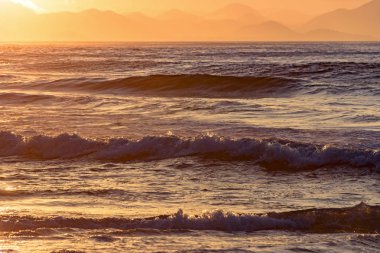 Dalgalar ile tropik gündoğumu 