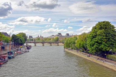 Onun tekne ile Paris'te Seine Nehri