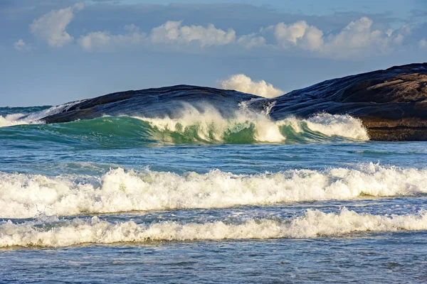 Zöld hullám ördög strandon — Stock Fotó
