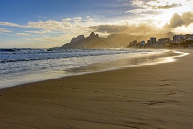 Ipanema Plajı manzarası günbatımı ışıkları