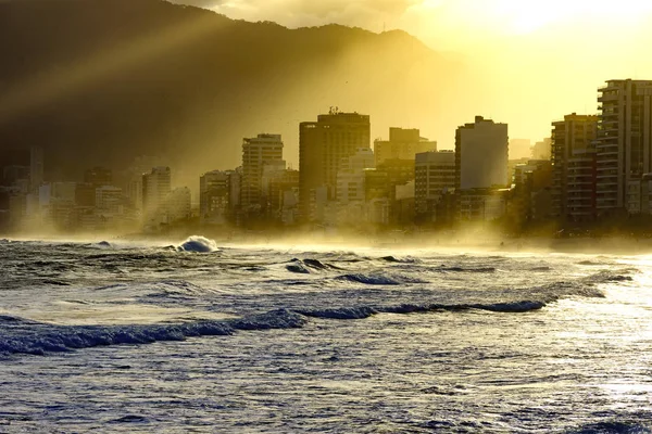 Luces naranja atardecer en la playa de Ipanema — Foto de Stock