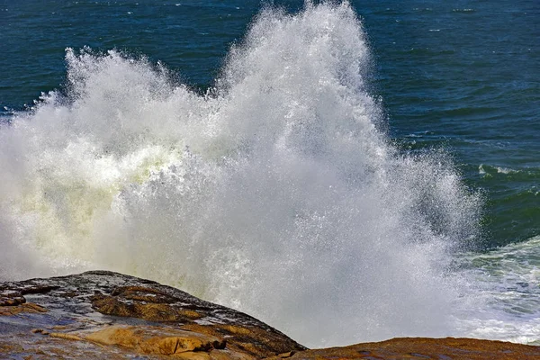 Grandes olas peligrosas durante el trópico —  Fotos de Stock