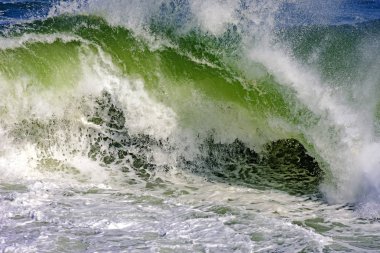 Tropikal sırasında büyük, tehlikeli dalgalar 