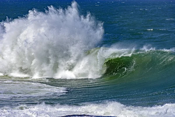 Ondas grandes e perigosas durante o tropical — Fotografia de Stock