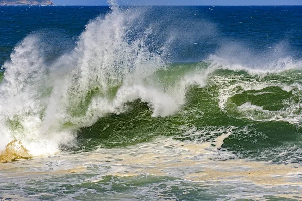 Tropikal sırasında büyük, tehlikeli dalgalar — Stok fotoğraf