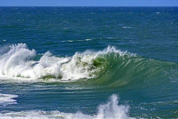 Velké a nebezpečné vlny během tropických — Stock fotografie