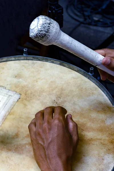 Drum játékos kéz- és instrumet — Stock Fotó