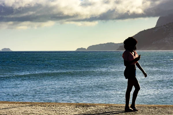 Девушка, гуляющая перед морем — стоковое фото