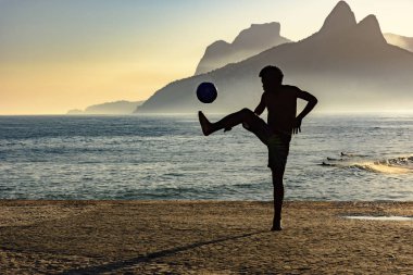 Gün batımında futbol oynamak 