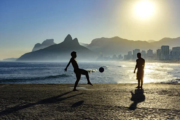 Chicos jugando fútbol — Foto de Stock